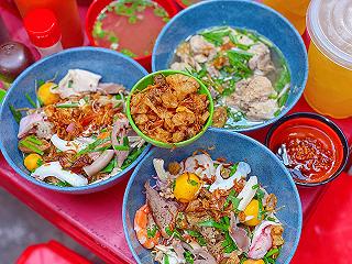 Chất lừ tô HỦ TIẾU GÕ TÁ LẢ tôm mực thịt đủ loại xịn xò hơn 20 năm lẫy lừng Quận 1 Sài Thành - ảnh 2 chat lu to hu tieu go ta la tom muc thit du loai xin xo hon 20 nam lay lung quan 1 sai thanh - anh 2