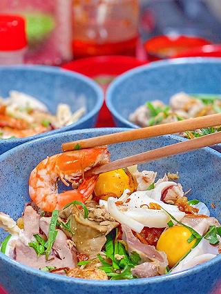 Chất lừ tô HỦ TIẾU GÕ TÁ LẢ tôm mực thịt đủ loại xịn xò hơn 20 năm lẫy lừng Quận 1 Sài Thành - ảnh 6 chat lu to hu tieu go ta la tom muc thit du loai xin xo hon 20 nam lay lung quan 1 sai thanh - anh 6