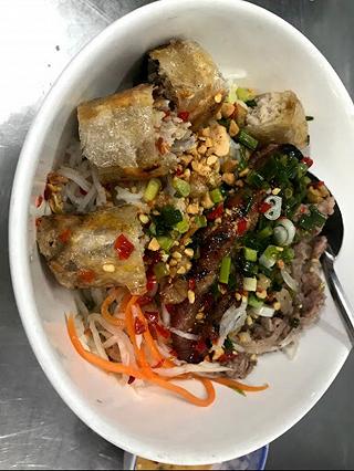 Bún thịt nướng chị Tuyền - ảnh 1 bun thit nuong chi tuyen - anh 1