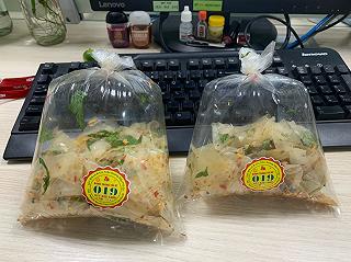 Bánh tráng tỏi ớt trộn sẵn ở Chung cư Trần Qung Diệu - ảnh 4 banh trang toi ot tron san o chung cu tran qung dieu - anh 4