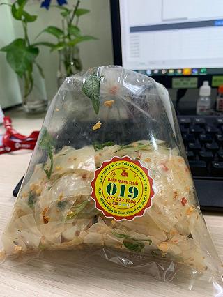 Bánh tráng tỏi ớt trộn sẵn ở Chung cư Trần Qung Diệu - ảnh 2 banh trang toi ot tron san o chung cu tran qung dieu - anh 2