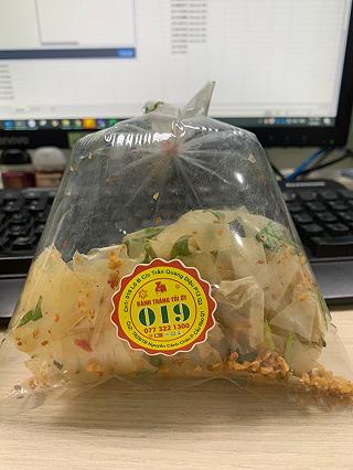 Bánh tráng tỏi ớt trộn sẵn ở Chung cư Trần Qung Diệu - ảnh 3 banh trang toi ot tron san o chung cu tran qung dieu - anh 3