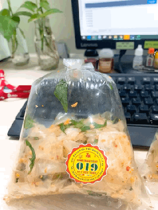 Bánh tráng tỏi ớt trộn sẵn ở Chung cư Trần Qung Diệu - ảnh 1 banh trang toi ot tron san o chung cu tran qung dieu - anh 1