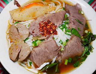 quán bún bò ẩn mình trong chợ Cao Đạt - ảnh 1 quan bun bo an minh trong cho cao dat - anh 1