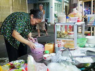 quán bún bò ẩn mình trong chợ Cao Đạt - ảnh 3 quan bun bo an minh trong cho cao dat - anh 3