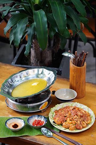 Giò heo xôi chiên cực ngon tại Quán Gỗ - ảnh 4 gio heo xoi chien cuc ngon tai quan go - anh 4