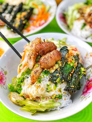 Tô bún dành cho mấy đứa thích ăn bò lá lốt, nem nướng nhưng lười cuốn cuốn chấm chấm nè =))))))) - ảnh 2 to bun danh cho may dua thich an bo la lot, nem nuong nhung luoi cuon cuon cham cham ne =))))))) - anh 2