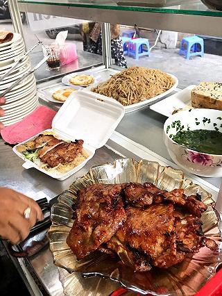 Ở Sài Gòn 5 năm mình thành fan cuồng cơm tấm. Nên cứ thấy cơm tấm ở đâu , dù vỉa hè hay quán to cũng tấp vô chén liền. - ảnh 1 o sai gon 5 nam minh thanh fan cuong com tam. nen cu thay com tam o dau , du via he hay quan to cung tap vo chen lien. - anh 1