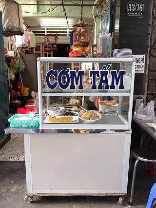 Ở Sài Gòn 5 năm mình thành fan cuồng cơm tấm. Nên cứ thấy cơm tấm ở đâu , dù vỉa hè hay quán to cũng tấp vô chén liền. - ảnh 4 o sai gon 5 nam minh thanh fan cuong com tam. nen cu thay com tam o dau , du via he hay quan to cung tap vo chen lien. - anh 4