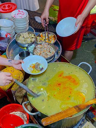 Đậm đà tô BÁNH CANH CUA BỘT XẮT chuẩn vị Huế bán 10 năm ở Bình Thạnh với hàng topping đầy đặn - ảnh 6 dam da to banh canh cua bot xat chuan vi hue ban 10 nam o binh thanh voi hang topping day dan - anh 6
