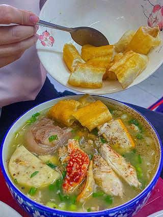 Đậm đà tô BÁNH CANH CUA BỘT XẮT chuẩn vị Huế bán 10 năm ở Bình Thạnh với hàng topping đầy đặn - ảnh 1 dam da to banh canh cua bot xat chuan vi hue ban 10 nam o binh thanh voi hang topping day dan - anh 1