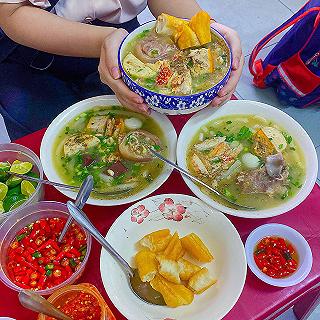 Đậm đà tô BÁNH CANH CUA BỘT XẮT chuẩn vị Huế bán 10 năm ở Bình Thạnh với hàng topping đầy đặn - ảnh 3 dam da to banh canh cua bot xat chuan vi hue ban 10 nam o binh thanh voi hang topping day dan - anh 3