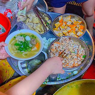 Đậm đà tô BÁNH CANH CUA BỘT XẮT chuẩn vị Huế bán 10 năm ở Bình Thạnh với hàng topping đầy đặn - ảnh 5 dam da to banh canh cua bot xat chuan vi hue ban 10 nam o binh thanh voi hang topping day dan - anh 5
