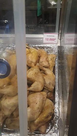 Đói quá mờ cmn mắt. Vô Aeon Bình Tân chỉ thấy giá 9k cho cái đùi gà chà bá mà ko thấy chữ /100g nhỏ xíu. - ảnh 2 doi qua mo cmn mat. vo aeon binh tan chi thay gia 9k cho cai dui ga cha ba ma ko thay chu /100g nho xiu. - anh 2