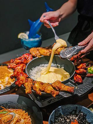 Ở NHÀ ANH ĂN MIẾNG GÀ - RA ĐƯỜNG ANH ĂN CHẢO GÀ UFO 🛸 ĐẦY CHEESE 🧀. - ảnh 3 o nha anh an mieng ga - ra duong anh an chao ga ufo 🛸 day cheese 🧀. - anh 3