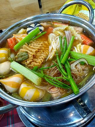 Lẩu với thịt nướng xiên que rẻ - ảnh 1 lau voi thit nuong xien que re - anh 1