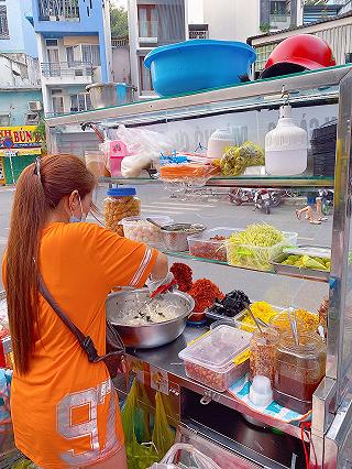 Ngon nghiện khó cai HÀNG ĂN VẶT ĐỦ MÓN có tóp mỡ trứng lòng đào tan chảy đỉnh cao - ảnh 4 ngon nghien kho cai hang an vat du mon co top mo trung long dao tan chay dinh cao - anh 4