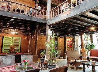Nhà sàn Art Cafe Ngõ 462 - Đây là một trong những quán cafe đặc biệt ở Hà Nội. Với không gian nhà sàn xinh đẹp được trang trí bởi các tác phẩm nghệ thuật, bạn sẽ đắm chìm trong một không gian văn hóa độc đáo nhất. Không chỉ vậy, thực đơn cà phê đa dạng và hương vị đậm đà sẽ làm hài lòng mọi thực khách.