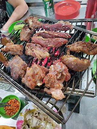 Quán nướng bình dân ướp đồ ăn ngon - ảnh 3 quan nuong binh dan uop do an ngon - anh 3