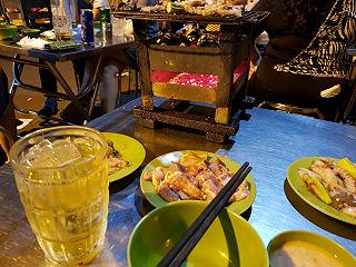Quán nướng bình dân ướp đồ ăn ngon - ảnh 1 quan nuong binh dan uop do an ngon - anh 1