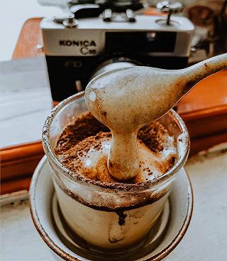 Đi Đà Lạt tầm này đúng lạnh chịu không nổi mà được làm ly Cà phê trứng nóng, Cacao trứng nóng của Tiệm Táo Đỏ thì chỉ có bao phê 👍👍👍 - ảnh 1 di da lat tam nay dung lanh chiu khong noi ma duoc lam ly ca phe trung nong, cacao trung nong cua tiem tao do thi chi co bao phe 👍👍👍 - anh 1