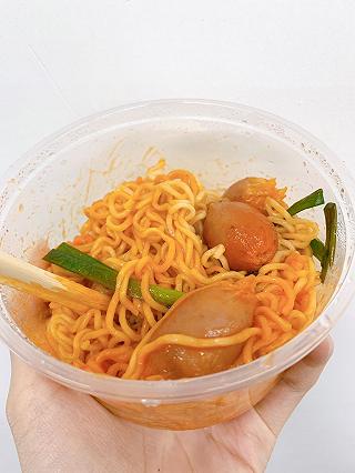 Mì trộn xúc xích Circle K - ảnh 3 mi tron xuc xich circle k - anh 3