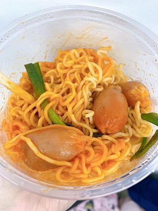 Mì trộn xúc xích Circle K - ảnh 1 mi tron xuc xich circle k - anh 1