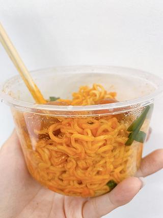 Mì trộn xúc xích Circle K - ảnh 2 mi tron xuc xich circle k - anh 2