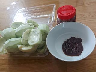 Một hộp xoài non và cả hủ mắm ruốc xào chỉ có 50k - ảnh 3 mot hop xoai non va ca hu mam ruoc xao chi co 50k - anh 3