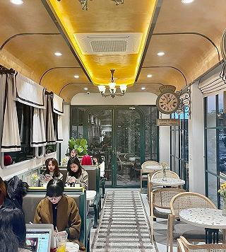 QUÁN CÀ PHÊ THEO CONCEPT TOA TÀU ĐỘC ĐÁO NGẮM TRỌN HOÀNG HÔN BÊN HỒ TÂY - ảnh 2 quán cà phê theo concept toa tàu doôc dáo ngắm troon hoàng hôn bên hồ tây - anh 2