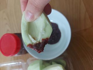 Một hộp xoài non và cả hủ mắm ruốc xào chỉ có 50k - ảnh 1 mot hop xoai non va ca hu mam ruoc xao chi co 50k - anh 1