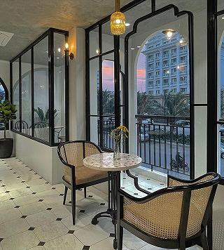 QUÁN CÀ PHÊ THEO CONCEPT TOA TÀU ĐỘC ĐÁO NGẮM TRỌN HOÀNG HÔN BÊN HỒ TÂY - ảnh 1 quán cà phê theo concept toa tàu doôc dáo ngắm troon hoàng hôn bên hồ tây - anh 1