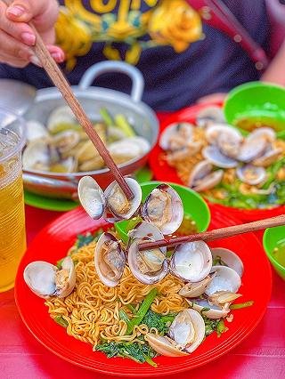 Xe Mì Nghêu - Chị Sắc bán hơn 10 năm, chiều nào cũng đông kín khách vô ăn 😍 - ảnh 5 xe mi ngheu - chi sac ban hon 10 nam, chieu nao cung dong kin khach vo an 😍 - anh 5