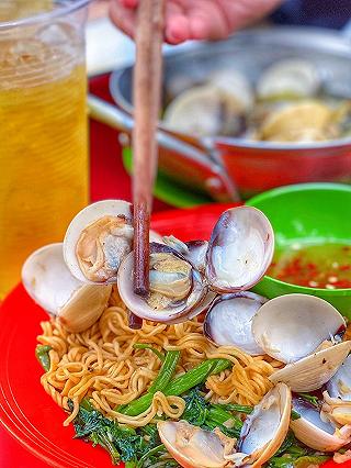 Xe Mì Nghêu - Chị Sắc bán hơn 10 năm, chiều nào cũng đông kín khách vô ăn 😍 - ảnh 4 xe mi ngheu - chi sac ban hon 10 nam, chieu nao cung dong kin khach vo an 😍 - anh 4