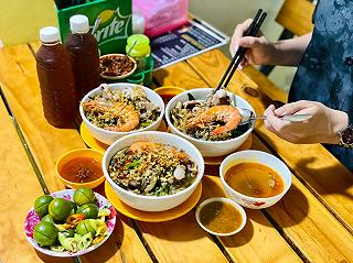 Gặp Dì Lan thưởng thức mì ốc hến siêu đỉnh, siêu chất lượng - ảnh 2 gap di lan thuong thuc mi oc hen sieu dinh, sieu chat luong - anh 2