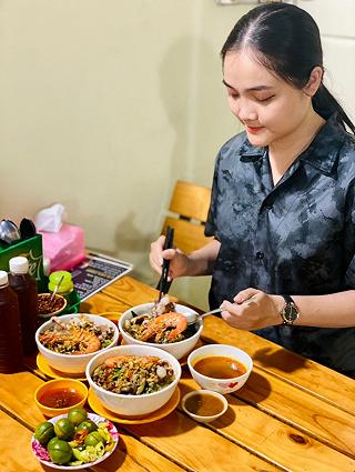 Gặp Dì Lan thưởng thức mì ốc hến siêu đỉnh, siêu chất lượng - ảnh 1 gap di lan thuong thuc mi oc hen sieu dinh, sieu chat luong - anh 1