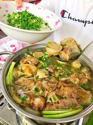 CHÁN CƠM THÈM PHỞ TỚI NGAY ĐẠI TIỆC PHỞ LẨU BÒ XUÂN MAI - ảnh 5 chan com them pho toi ngay dai tiec pho lau bo xuan mai - anh 5