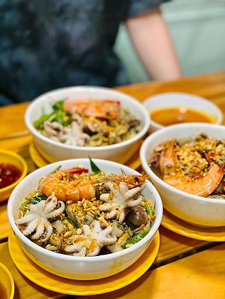 Gặp Dì Lan thưởng thức mì ốc hến siêu đỉnh, siêu chất lượng - ảnh 5 gap di lan thuong thuc mi oc hen sieu dinh, sieu chat luong - anh 5