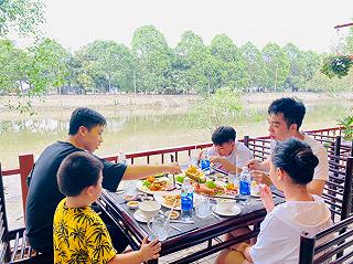 Thưởng thức các món ăn ngon cùng view ngắm sông xịn sò - ảnh 1 thuong thuc cac mon an ngon cung view ngam song xin so - anh 1