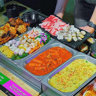 Đà Lạt hay là Hàn Quốc thu nhỏ vậy ta😝 mà giữa không khí se lạnh lại có nồi tokbokki hấp dẫn thế?! - ảnh 1 da lat hay la han quoc thu nho vay ta😝 ma giua khong khi se lanh lai co noi tokbokki hap dan the?! - anh 1