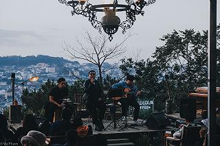 NGỒI BÊN HÔNG SƯỜN NÚI NHÂM NHI MỘT LY TRÀ NÓNG NGẮM NHÌN HOÀNG HÔN DẦN BUÔNG, MỘT TRẢI NGHIỆM CHIU ƠI LÀ CHIU - ảnh 4 ngoi ben hong suon nui nham nhi mot ly tra nong ngam nhin hoang hon dan buong, mot trai nghiem chiu oi la chiu - anh 4