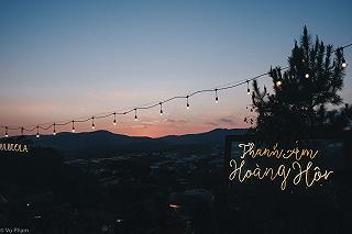 NGỒI BÊN HÔNG SƯỜN NÚI NHÂM NHI MỘT LY TRÀ NÓNG NGẮM NHÌN HOÀNG HÔN DẦN BUÔNG, MỘT TRẢI NGHIỆM CHIU ƠI LÀ CHIU - ảnh 3 ngoi ben hong suon nui nham nhi mot ly tra nong ngam nhin hoang hon dan buong, mot trai nghiem chiu oi la chiu - anh 3