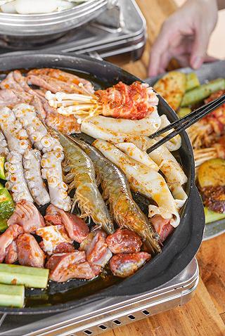 TỤ HỌP ĐÁM BẠN VỪA NƯỚNG VỪA LẨU THẢ GA GIÁ HSSV - ảnh 4 tu hop dam ban vua nuong vua lau tha ga gia hssv - anh 4