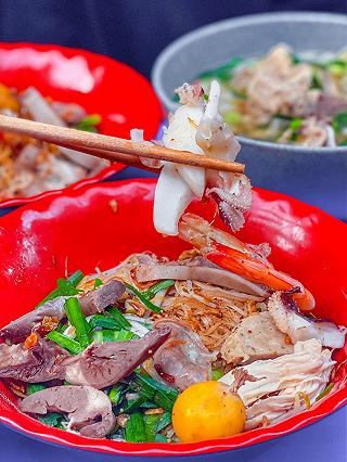 Địa điểm vàng trong làng hủ tiếu gõ chỉ 35k topping đủ loại ăn một lần là ghé quài quài - ảnh 6 dia diem vang trong lang hu tieu go chi 35k topping du loai an mot lan la ghe quai quai - anh 6