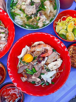 Địa điểm vàng trong làng hủ tiếu gõ chỉ 35k topping đủ loại ăn một lần là ghé quài quài - ảnh 2 dia diem vang trong lang hu tieu go chi 35k topping du loai an mot lan la ghe quai quai - anh 2