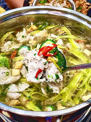 Húp xì xụp cạn nồi lẩu chả cá thác lác thơm ngon chuẩn vị giá siêu học sinh. - ảnh 4 hup xi xup can noi lau cha ca thac lac thom ngon chuan vi gia sieu hoc sinh. - anh 4