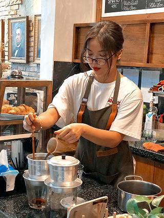 CÓ MỘT QUÁN CAFE ĐẬM CHẤT MỸ THUẬT GIỮA LÒNG SÀI GÒN - ảnh 4 co mot quan cafe dam chat my thuat giua long sai gon - anh 4