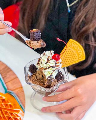 Thưởng Thức Sundae Ngọt Lịm Siêu Đã Với Swensen’s Mua 1 Tặng 1 - ảnh 5 thuong thuc sundae ngot lim sieu da voi swensen’s mua 1 tang 1 - anh 5