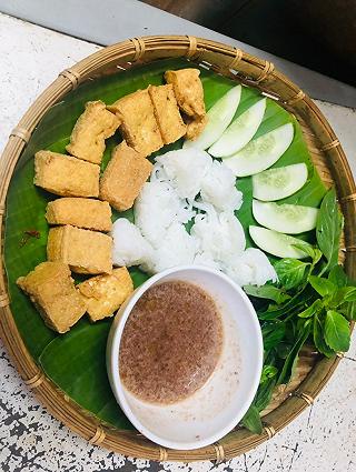 1 chiếc mẹt bún đậu xiu cưng - ảnh 1 1 chiec met bun dau xiu cung - anh 1