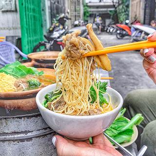 Ngồi kín cả con hẻm Lẩu Bò Nồi Đất 95k ngon nức tiếng hơn 30 năm ở quận 10 - ảnh 3 ngoi kin ca con hem lau bo noi dat 95k ngon nuc tieng hon 30 nam o quan 10 - anh 3